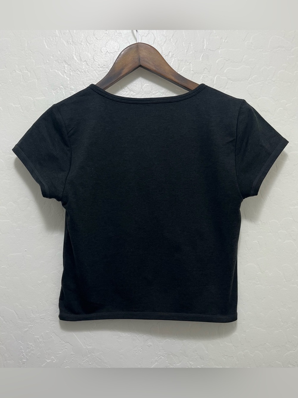 Vuori Short Sleeve Halo Crop - Size M Black VW1062 - Picture 2 of 4